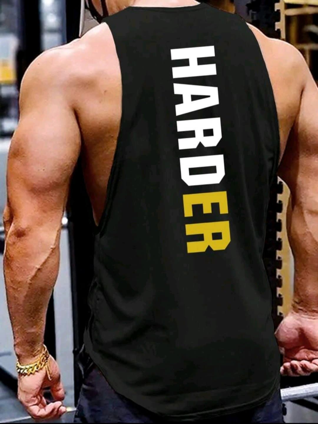 Camiseta negra con la frase HARDER estampada