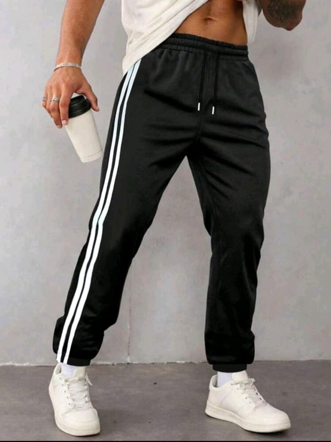 Jogger negro con tiras blancas