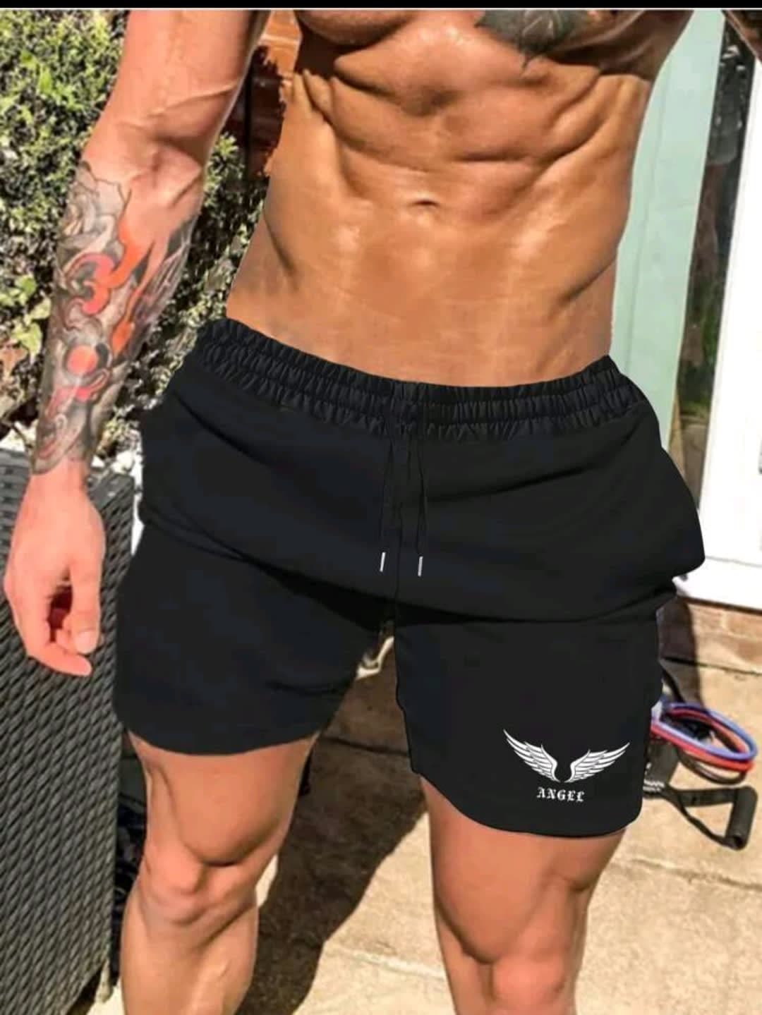 Short negro con estampado de alas en el muslo