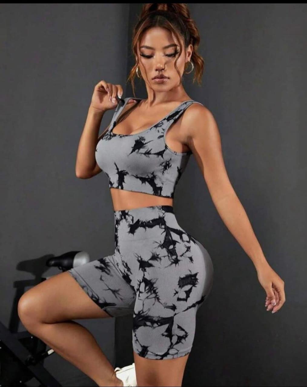 Conjunto de licra corta y top marmoleado